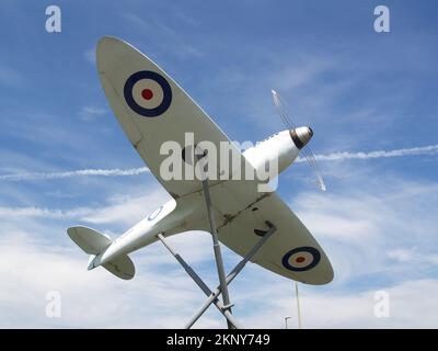 Nachbildung der Supermarine Spitfire K5054 am Southampton Airport, Hampshire, England. Stockfoto