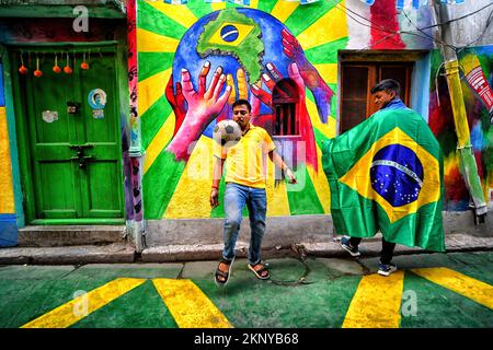 Kalkutta, Indien. 26.. November 2022. Mitglieder des Dishari-Clubs haben während der FIFA-Weltmeisterschaft 2022 in Kalkutta Fußball vor Straßenkunst gespielt. Kredit: SOPA Images Limited/Alamy Live News Stockfoto