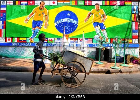 Kalkutta, Indien. 26.. November 2022. Ein Pendler geht an einem Wandgemälde vorbei, um die brasilianische Fußballmannschaft bei der Katar-Weltmeisterschaft 2022 in Kalkutta zu unterstützen. Kredit: SOPA Images Limited/Alamy Live News Stockfoto