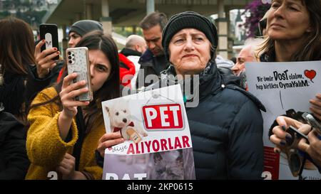 Izmir, Türkei, Türkei. 27.. November 2022. Tierliebhaber und Aktivisten, die sich mit dem Aufruf der Tierrechtsföderation in Izmir versammelten, protestierten gegen die Tiermassaker in der Türkei. Am 24. November erschienen in sozialen Medien Videoaufnahmen mit einem Bild eines Offiziers in einem Tierheim der Stadt Konya, der einen Hund im Tierheim folterte und tötete. Das führte zu Reaktionen in der ganzen Türkei. Nach den Aufnahmen, die Empörung hervorriefen, wurde eine Untersuchung eingeleitet. Im Anschluss an die Ermittlungen wurden zwei Personen inhaftiert und festgenommen. (Kreditbild: © Stockfoto