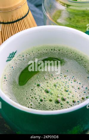 Eine Tasse heißen Matcha Latte Stockfoto