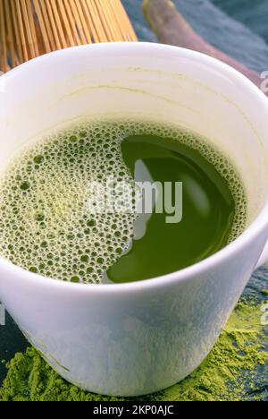 Eine weiße Tasse heißen Matcha Latte Stockfoto