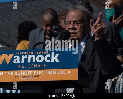 Atlanta, Georgia, USA. 27.. November 2022. Botschafter Andrew Young sprach bei einer Versammlung zur Wiederwahl von Rev. Raphael Warnock in die USA Senat vor dem marsch zur Wahl. (Kreditbild: © Sue Dorfman/ZUMA Press Wire) Kredit: ZUMA Press, Inc./Alamy Live News Stockfoto