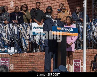 Atlanta, Georgia, USA. 27.. November 2022. Martin Luther King III. Spricht bei einer Rallye Pray-March-Vote, um Reverend Raphael Warnock wieder in die USA zu wählen Senat, wie die Tochter Yolanda Renee King aussieht. (Kreditbild: © Sue Dorfman/ZUMA Press Wire) Kredit: ZUMA Press, Inc./Alamy Live News Stockfoto