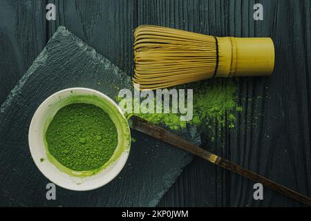 Set mit grünem Matcha-Tee auf Holzhintergrund. Japanische Teezeremonie. Hintergrund des Speisemenüs. Stockfoto