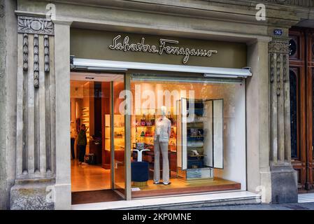 Barcelona, Spanien - 5. Mai 2018: Salvatore Ferragamo, das 1927 in Florenz gegründete italienische Luxusgüterhaus, Geschäft auf dem Passeig de Gràcia, Stockfoto