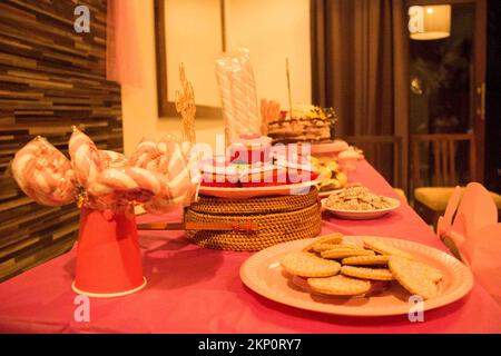 Einrichtung Zur Geburtstagsdekoration, Kuchen Stockfoto