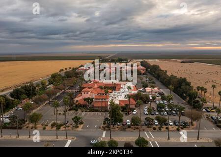 Das Harris Ranch Inn and Restaurant in Coalinga, Kalifornien, aus der Vogelperspektive Stockfoto