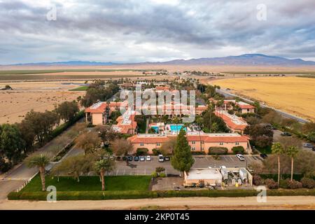 Das Harris Ranch Inn and Restaurant in Coalinga, Kalifornien, aus der Vogelperspektive Stockfoto