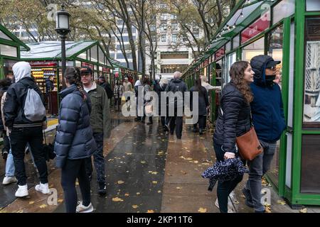 Am 27. November 2022 besuchen Besucher die Weihnachtsmärkte und feiern die Feiertage in New York. Die Märkte sind geöffnet in Oculus, Union Square, Bryant Park und Grand Central Terminal Stockfoto