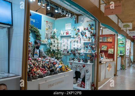 Am 27. November 2022 besuchen Besucher die Weihnachtsmärkte und feiern die Feiertage in New York. Die Märkte sind geöffnet in Oculus, Union Square, Bryant Park und Grand Central Terminal Stockfoto