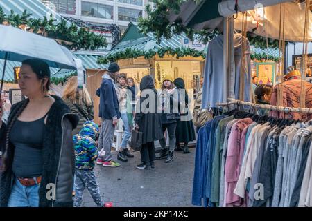 Am 27. November 2022 besuchen Besucher die Weihnachtsmärkte und feiern die Feiertage in New York. Die Märkte sind geöffnet in Oculus, Union Square, Bryant Park und Grand Central Terminal Stockfoto
