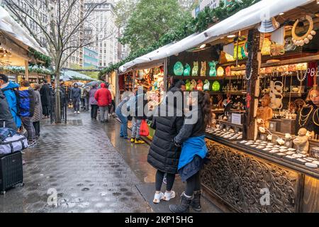Am 27. November 2022 besuchen Besucher die Weihnachtsmärkte und feiern die Feiertage in New York. Die Märkte sind geöffnet in Oculus, Union Square, Bryant Park und Grand Central Terminal Stockfoto