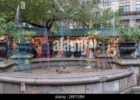 Am 27. November 2022 besuchen Besucher die Weihnachtsmärkte und feiern die Feiertage in New York. Die Märkte sind geöffnet in Oculus, Union Square, Bryant Park und Grand Central Terminal Stockfoto