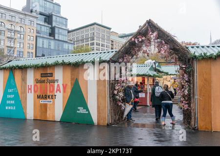 Am 27. November 2022 besuchen Besucher die Weihnachtsmärkte und feiern die Feiertage in New York. Die Märkte sind geöffnet in Oculus, Union Square, Bryant Park und Grand Central Terminal Stockfoto