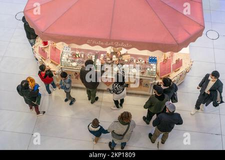 Am 27. November 2022 besuchen Besucher die Weihnachtsmärkte und feiern die Feiertage in New York. Die Märkte sind geöffnet in Oculus, Union Square, Bryant Park und Grand Central Terminal Stockfoto