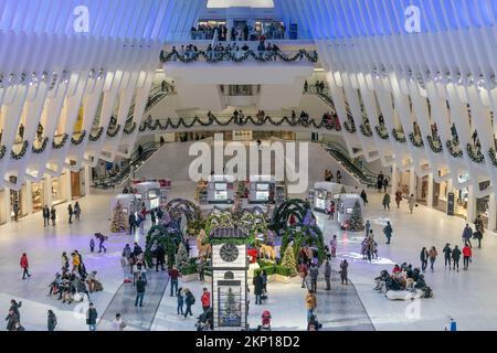 Am 27. November 2022 besuchen Besucher die Weihnachtsmärkte und feiern die Feiertage in New York. Die Märkte sind geöffnet in Oculus, Union Square, Bryant Park und Grand Central Terminal Stockfoto
