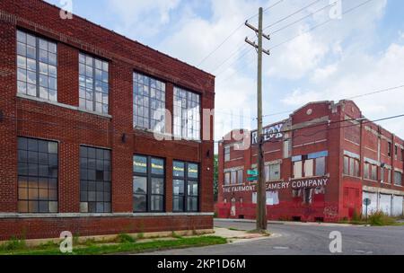 Historische Fabrik- und Bürogebäude in Michigan an der Ecke Saint Antoine St und Milwaukee East St im Vorort Detroit, Milwaukee Junction. Stockfoto