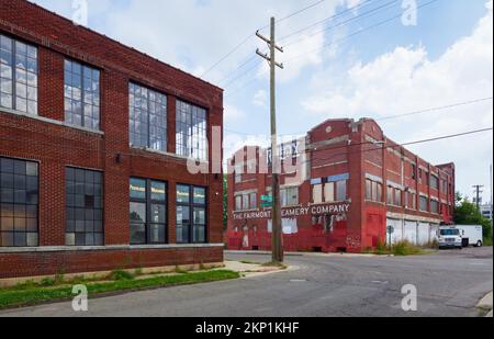 Historische Fabrik- und Bürogebäude in Michigan an der Ecke Saint Antoine St und Milwaukee East St im Vorort Detroit, Milwaukee Junction. Stockfoto