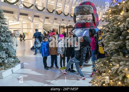 New York, USA. 27.. November 2022. Am 27. November 2022 besuchen Besucher die Weihnachtsmärkte und feiern die Feiertage in New York. Die Märkte sind geöffnet in Oculus, Union Square, Bryant Park und Grand Central Terminal. (Foto: Lev Radin/Sipa USA) Guthaben: SIPA USA/Alamy Live News Stockfoto