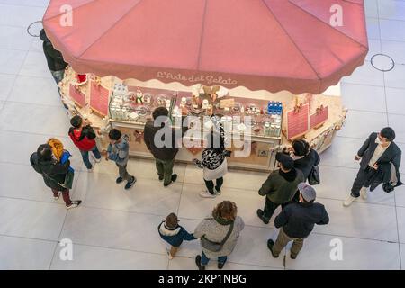 New York, USA. 27.. November 2022. Am 27. November 2022 besuchen Besucher die Weihnachtsmärkte und feiern die Feiertage in New York. Die Märkte sind geöffnet in Oculus, Union Square, Bryant Park und Grand Central Terminal. (Foto: Lev Radin/Sipa USA) Guthaben: SIPA USA/Alamy Live News Stockfoto