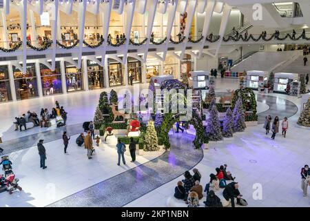New York, USA. 27.. November 2022. Am 27. November 2022 besuchen Besucher die Weihnachtsmärkte und feiern die Feiertage in New York. Die Märkte sind geöffnet in Oculus, Union Square, Bryant Park und Grand Central Terminal. (Foto: Lev Radin/Sipa USA) Guthaben: SIPA USA/Alamy Live News Stockfoto