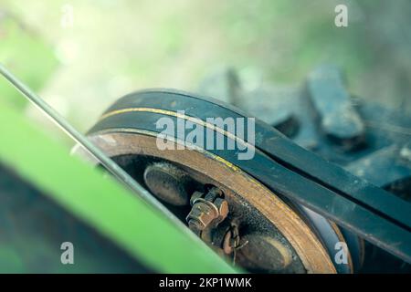 Nahaufnahme des Traktors mit Rollen-Rückstand. Alte Landmaschinen Stockfoto