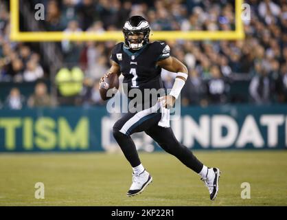 Philadelphia, Usa. 27.. November 2022. Philadelphia Eagles Jalen kämpft im 2.. Quartal aus der Tasche gegen die Green Bay Packers in Woche 12 der NFL-Saison im Lincoln Financial Field in Philadelphia am Sonntag, 27. November 2022 Foto von John Angelillo/UPI Credit: UPI/Alamy Live News Stockfoto