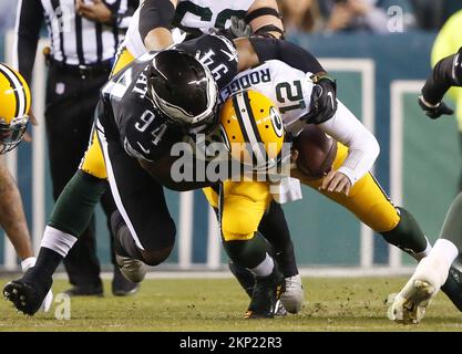 Philadelphia, Usa. 27.. November 2022. Green Bay Packers Aaron Rodgers wird von Philadelphia Eagles Josh Sweat im 2.. Quartal in Woche 12 der NFL-Saison im Lincoln Financial Field in Philadelphia entlassen am Sonntag, 27. November 2022 Foto von John Angelillo/UPI Credit: UPI/Alamy Live News Stockfoto