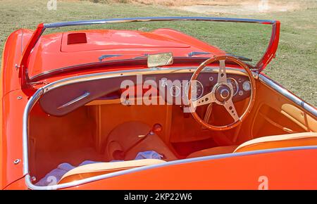 Cockpit 1952 Austin Healey 100 Zweisitzer Roadster. Stockfoto