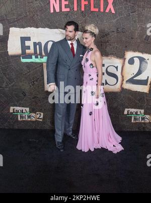 Henry Cavill und Millie Bobby Brown nehmen am 27. Oktober 2022 an der Premiere von Enola Holmes 2 von Netflix im Paris Theater in New York Teil Stockfoto