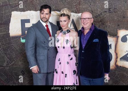 Henry Cavill, Millie Bobby Brown und Harry Bradbeer nehmen am 27. Oktober 2022 an der Premiere von Enola Holmes 2 von Netflix im Paris Theater in New York Teil Stockfoto