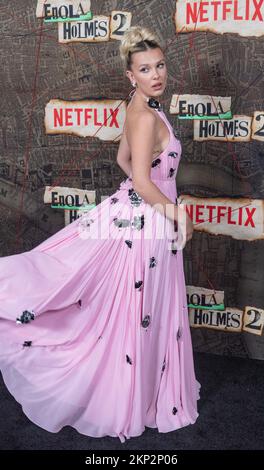 Millie Bobby Brown trägt das Kleid von Louis Vuitton und nimmt am 27. Oktober 2022 an der Premiere von Enola Holmes 2 von Netflix im Paris Theater in New York Teil Stockfoto