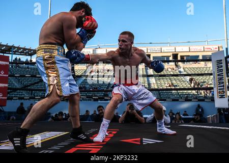 Carson, Kalifornien, USA. 26.. November 2022. Super Featherweight Prospect Austin Brooks aus San Diego (9-0 3 Kos) in Aktion gegen MexicoÃs Jesus Roman (8-5 3 Kos). Brooks gewann den Wettbewerb mit 3. K.O. (Kreditbild: © Adam DelGiudice/ZUMA Press Wire) Stockfoto