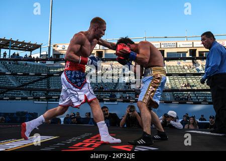 Carson, Kalifornien, USA. 26.. November 2022. Super Featherweight Prospect Austin Brooks aus San Diego (9-0 3 Kos) in Aktion gegen MexicoÃs Jesus Roman (8-5 3 Kos). Brooks gewann den Wettbewerb mit 3. K.O. (Kreditbild: © Adam DelGiudice/ZUMA Press Wire) Stockfoto