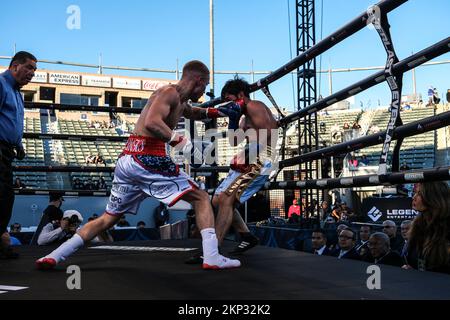 Carson, Kalifornien, USA. 26.. November 2022. Super Featherweight Prospect Austin Brooks aus San Diego (9-0 3 Kos) in Aktion gegen MexicoÃs Jesus Roman (8-5 3 Kos). Brooks gewann den Wettbewerb mit 3. K.O. (Kreditbild: © Adam DelGiudice/ZUMA Press Wire) Stockfoto