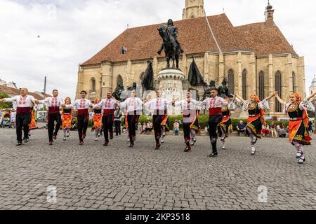 Rumänische und ungarische Volkstänzer vor der Kirche St. Michael am Unirii-Platz, Cluj-Napoca, Rumänien Stockfoto