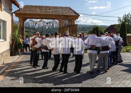 Traditionelle Hochzeitsfeier der Bräutigame im Dorf Calinesti, Kreis Satu Mare, Maramureș, Rumänien Stockfoto
