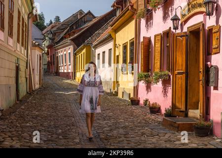 Spaziergang durch die Straßen der Altstadt von Sighisoara, Siebenbürgen, Rumänien Stockfoto