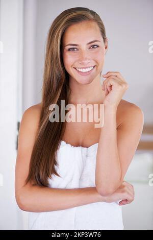 Lange fließende Schleusen. Vorderansicht einer Frau mit langem, gesundem Haar. Stockfoto