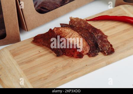 Seltene Scheiben von Tri-Tip-Steak auf einem Bambus-Schneidebrett. Hochwertiges Foto Stockfoto