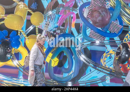 Adelaide, Australien. 28. November 2022 Fußgänger passieren eine große Kunstinstallation „Loop Spiral A“ in Rundle Mall, Adelaide vom lokalen Künstler Dave Court, der eine Kombination von Prozessen wie 3D-Modellierung, Malen, Zeichnen in Virtual Reality (VR), künstliche Intelligenz (AI) und Augmented Reality (AR) verwendet hat. Kredit: amer ghazzal/Alamy Live News Stockfoto