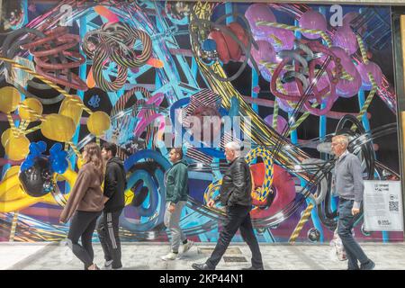 Adelaide, Australien. 28. November 2022 Fußgänger passieren eine große Kunstinstallation „Loop Spiral A“ in Rundle Mall, Adelaide vom lokalen Künstler Dave Court, der eine Kombination von Prozessen wie 3D-Modellierung, Malen, Zeichnen in Virtual Reality (VR), künstliche Intelligenz (AI) und Augmented Reality (AR) verwendet hat. Kredit: amer ghazzal/Alamy Live News Stockfoto