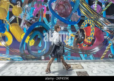 Adelaide, Australien. 28. November 2022 Fußgänger passieren eine große Kunstinstallation „Loop Spiral A“ in Rundle Mall, Adelaide vom lokalen Künstler Dave Court, der eine Kombination von Prozessen wie 3D-Modellierung, Malen, Zeichnen in Virtual Reality (VR), künstliche Intelligenz (AI) und Augmented Reality (AR) verwendet hat. Kredit: amer ghazzal/Alamy Live News Stockfoto