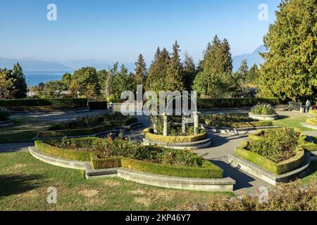 Blick auf den Rosengarten der University of British Columbia (UBC) am sonnigen Tag mit Bergen im Hintergrund, Vancouver, Kanada Stockfoto