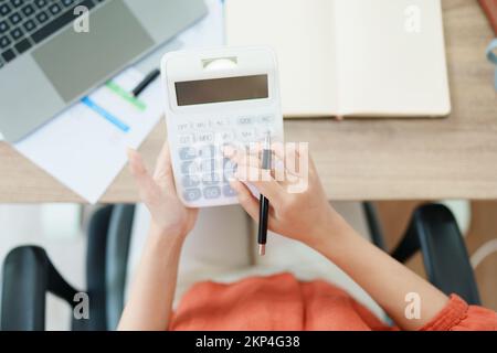 Buchhalter, asiatische Wirtschaftsprüfer verwenden Rechner und Computer, um die jährlichen Steuerbudgets zu überprüfen, um Informationen an das IRS zu übermitteln. Stockfoto