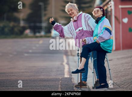Hand, Daumen hoch und Seniorinnen mit Behinderung auf einer Straße, um zu reisen, Spaß zu haben und auf ein Taxi in einer Stadt zu warten. Ältere Menschen, Freunde und behinderte Senioren Stockfoto