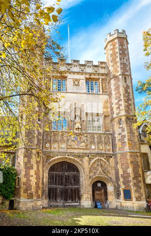 Tolles Tor des Trinity College am sonnigen Herbsttag. Cambridge, England Stockfoto