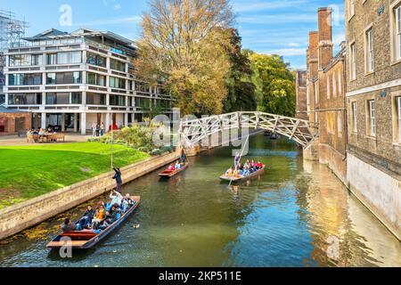 Kahnfahrt auf der River Cam unter der Mathematical Bridge in Cambridge. England, Großbritannien Stockfoto