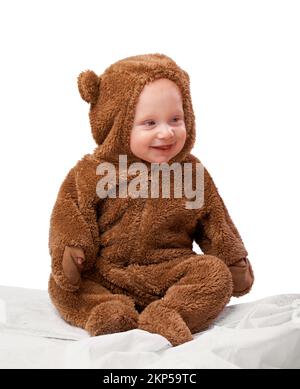 Teddys waren noch nie süßerer. Studioaufnahme eines kleinen Jungen, der als Teddybär verkleidet ist. Stockfoto